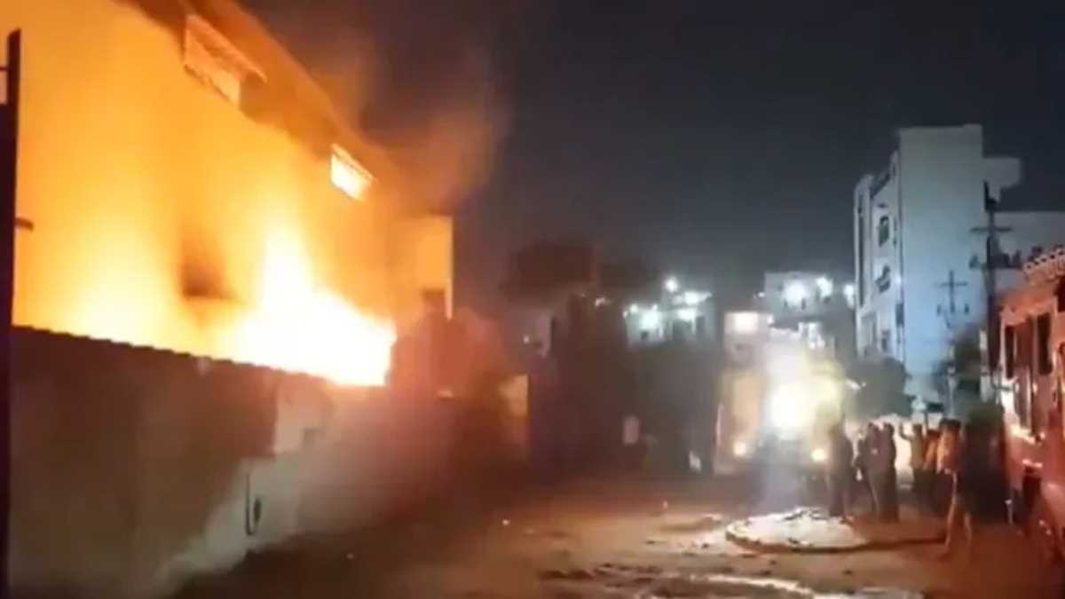 हैदराबाद में एसएसवी फैब इंडस्ट्रीज में लगी भीषण आग, लाखों का नुकसान